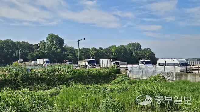 지난 2009년 착공된 송화리 도시계획도로 개설공사는 약 150m 구간까지만 공사가 진행된 채 멈춰 있으며, 현재 해당 도로는 인근 주민들의 주차장이 되고 있다. 류제현기자