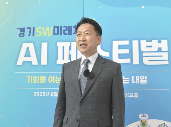 고영인 경기도 경제부지사가 '2025 경기SW 미래채움 AI페스티벌'에서 취재진의 질문에 답하고 있다.