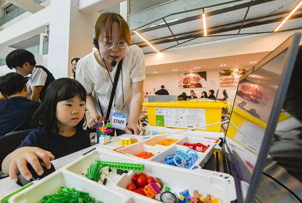 수원시 영통구 경기도경제과학진흥원에서 '2025 경기SW 미래채움 AI페스티벌'이 열려 어린이들이 코딩 학습을 하고 있다.