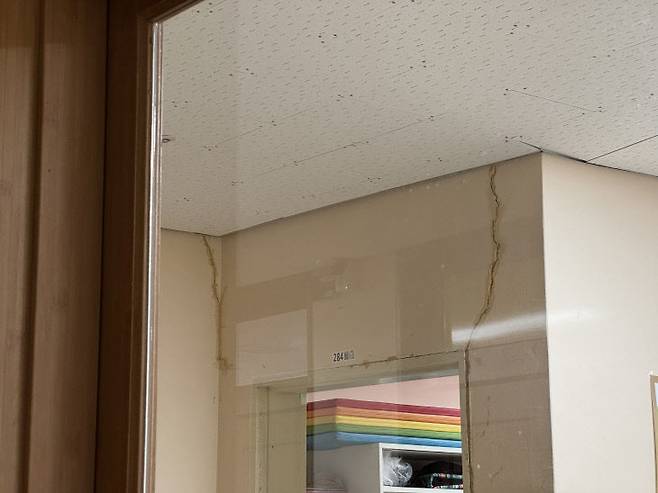 대전가원학교 건물 내 금이 가 있는 모습. 임효인 기자