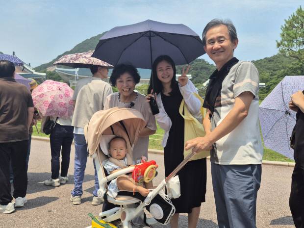 지난 21일 가족과 함께 서울 청와대를 찾은 한 관람객이 기념사진을 찍고 있다. 정성현 기자