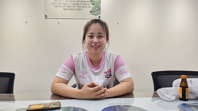 22일 광주광역시 서구 풍암동행정복지센터에서 만난 '돌풍걸스'의 주장 천하정(37·여) 씨가 남도일보와 인터뷰를 하고 있다. /박준호 기자 bjh@namdonews.com