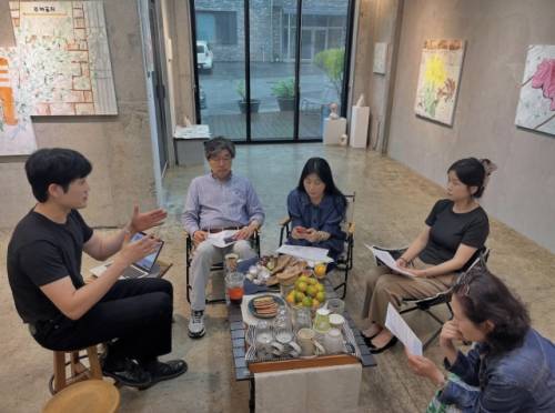 ◇춘천에서 활동 중인 전영진 작가의 개인전 ‘그렇고 그래’가 갤러리 느린시간에서 오는 29일까지 열린다. 사진은 지난 20일 전시장에서 열린