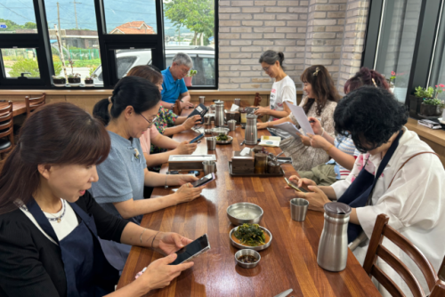 ◇K-water 나눔복지재단 소양강댐노인복지관(관장:허미숙)은 지난 19일 춘천의 한 식당에서 ‘2025년 노년사회화교육 강사 간담회’를 개최했다.