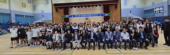 21~22일 양일간 전하체육센터에서 열린 '제27회 울산광역시장배 배구 대회'는 지역 내 배구 동호인 24개팀 280여명의 선수가 참가하며 성황리에 열렸다. 시체육회 제공