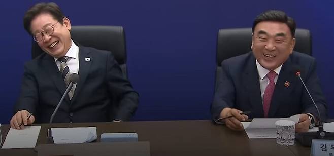 이재명 대통령과 김두겸 울산시장이 간담회에서 폭소를 하는 장면. KBS News 유튜브 채널 영상 캡처