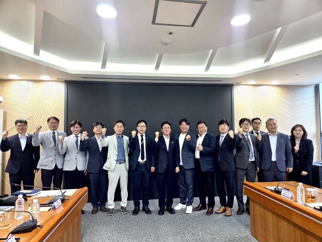 지난 20일 대구 디지털혁신진흥원(DIP)을 찾은 김민석 국무총리 후보자와 대경ICT산업협회(회장 최종태) 회원사들이 기념촬영을 하고 있다. 대경ICT산업협회는 수성알파시티를 AI 산업의 거점으로 육성하기 위한 지원이 필요하다고 강조했다. 대경ICT산업협회 제공