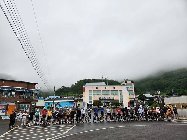 브란폰도에 참가한 전국의 장거리 자전거 라이더들이 130km 를 달리기에 앞서 고령군 우곡면사무소 앞에서 기념 사진을 찍었다. /전병휴 기자