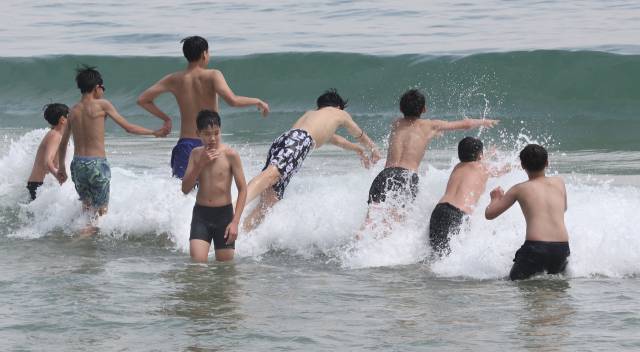 22일 오후 몽골 청소년들이 해운대 바다에 뛰어들어 물놀이를 즐기고 있다. 정종회 기자 jjh@