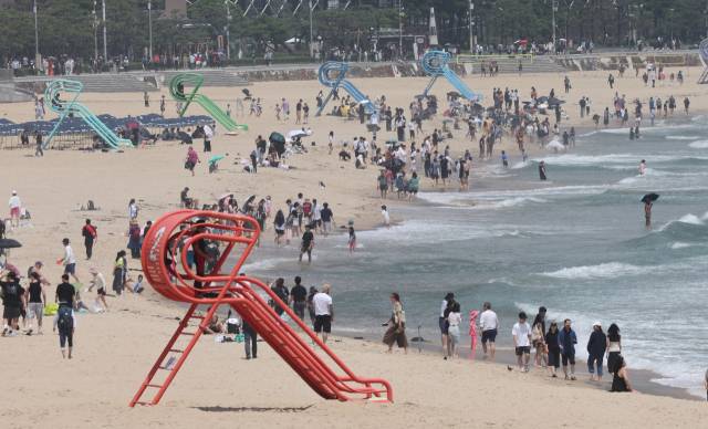 22일 오후 부산 해운대해수욕장이 장마의 여파로 비교적 한산한 모습을 보이고 있다. 정종회 기자 jjh@
