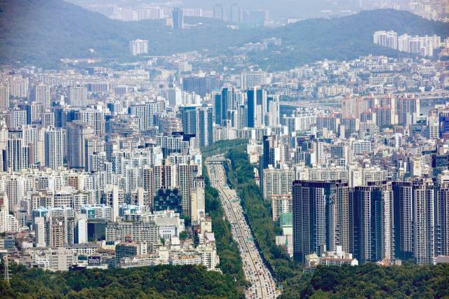 지난 1∼4월 서울 아파트 시장에서 '강남3구'(강남·서초·송파)의 신고가 경신 거래가 '노도강'(노원·도봉·강북)의 약 25배에 달하는 것으로 나타난 가운데 22일 경기도 성남시 청계산 매바위에서 바라본 서울 경부고속도로 인근 아파트 단지. 연합뉴스