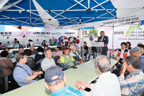 지난 20일, (사)예천군종합자원봉사센터(이사장 조애자)와 경북도종합자원봉사센터가 함께한 '찾아라! 예천&경북 행복마을' 프로젝트가 예천읍 노상리와 백전1리를 따뜻하게 물들였다. 이 두 마을은 각각 예천행복마을 23호, 24호 그리고 경북행복마을 62호로 이름을 올리며, 또 하나의 '사람 중심 마을복지' 사례로 기록됐다.(예천군 제공)