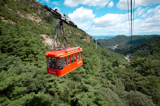 구미시가 관광 활성화 등을 위해 금오산 케이블카 연장 설치를 계획하고 있다. 구미시 제공