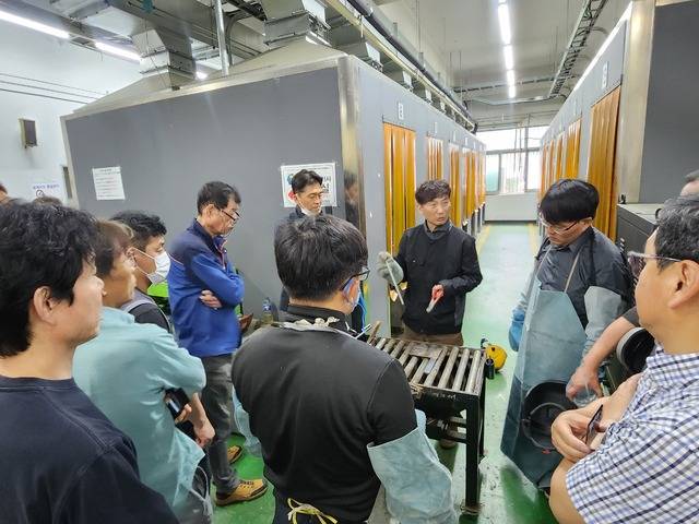 한국폴리텍대 대구캠퍼스에서 중년층 훈련생들이 특수용접 수업을 받고 있다. 한국폴리텍대 제공