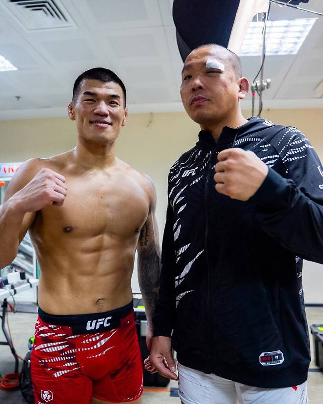 UFC 아제르바이잔 대회에 동반 출전한 박준용(오른쪽)과 고석현이 나란히 승리를 거둔 뒤 라커룸에서 기념사진을 찍고 있다. 사진=UFC