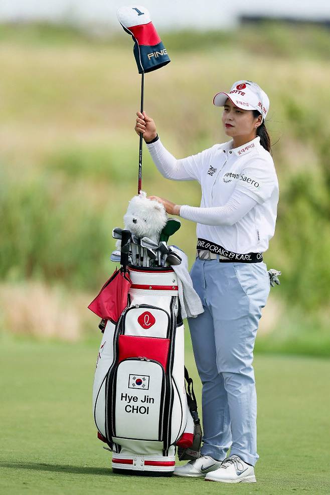 최혜진이 2번홀에서 티샷을 준비하기 위해 골프백에서 드라이버를 꺼내고 있다. (사진=AFPBBNews) )