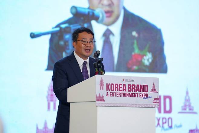 대한무역투자진흥공사(코트라)가 지난 20일부터 21일까지 캄보디아 프놈펜에서 ‘프놈펜 미니 한류박람회’를 개최했다. 사진은 구본경 코트라 동남아대양주지역본부장이 개회사를 하는 모습.(사진=대한무역투자진흥공사)