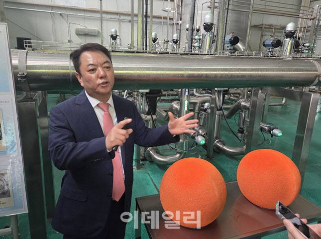 안명식 연변농심 대표 펌프실의 배관 청소 방법을 소개하고 있다. (사진=한전진 기자)