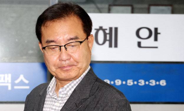 채상병 순직사건 외압 의혹을 수사하는 이명현 특별검사가 22일 오전 서울 서초구 서초동 사무실로 출근하며 취재진의 질문을 듣고 있다. (사진=뉴시스)