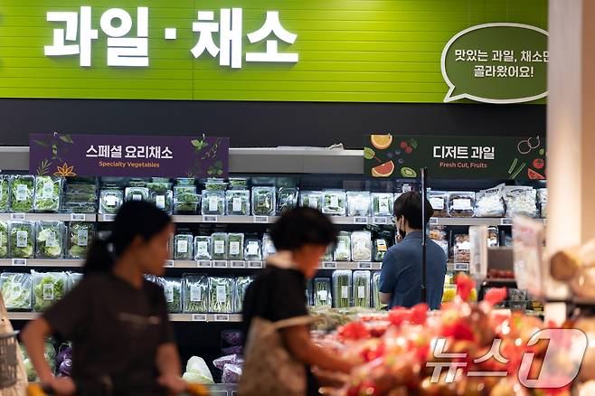 4일 서울 시내의 한 대형 마트를 찾은 시민들이 장을 보고 있다. 2025.6.4/뉴스1 ⓒ News1 이승배 기자