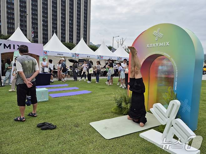 대한요가회가 UN이 국제기념일로 제정한 '세계요가의 날'을 기념해 '2025 UN 세계요가의 날' 행사를 21일 서울 광화문광장에서 열었다. 이날 국내 대표 애슬레저 기업 젝시믹스가 공식 파트너사로 참여했다.ⓒ 뉴스1/김진희 기자.