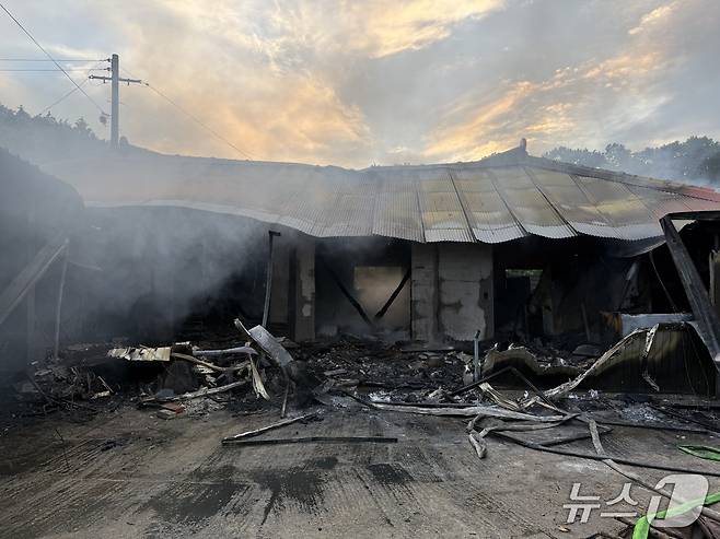 22일 오전 4시 15분께 전북 군산시 서수면 축동리 단독주택에서 화재가 발생했다.(소방제공. 재판매 및 DB금지)2025.6.22/뉴스1