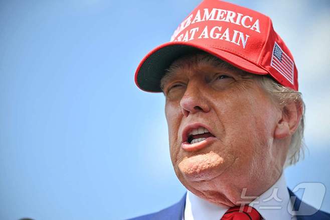 도널드 트럼프 미국 대통령이 20일(현지시간) 뉴저지주 모리스타운의 모리스타운 시립공항에서 기자들과 만나 "이스라엘에 이란에 대한 공격 중단을 요청하기는 어렵다＂라고 말했다. 트럼프 대통령은 이후 자산의 지지 세력을 일컫는 소위 'MAGA'(마가) 기금 모금 만찬을 위해 베드민스터 골프 리조트로 향했다. 2025.06.20 ⓒ AFP=뉴스1 ⓒ News1 류정민 특파원