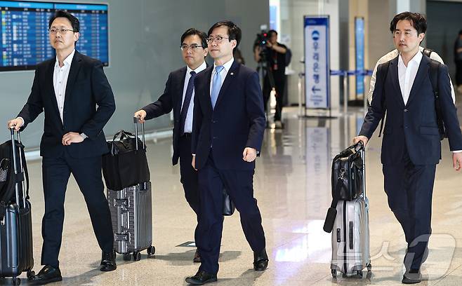 여한구 산업부 통상교섭본부장이 22일 미국과의 통상 협의를 위해 인천국제공항 제2터미널을 통해 출국하기 위해 이동하고 있다. 2025.6.22/뉴스1 ⓒ News1 김도우 기자