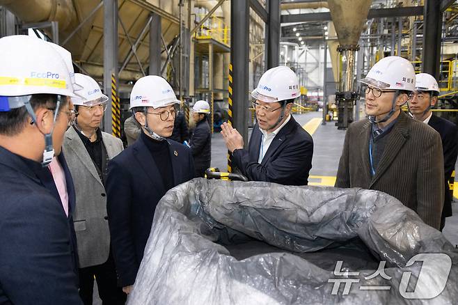 김완섭 환경부장관이 경북 포항시 영일만 일반산업단지의 ㈜에코프로 포항캠퍼스와 에코프로씨엔지를 방문하여 배터리 재활용 공정을 살펴보고 있다. (환경부 제공. 재판매 및 DB 금지) 2025.3.7/뉴스1 ⓒ News1 김명섭 기자