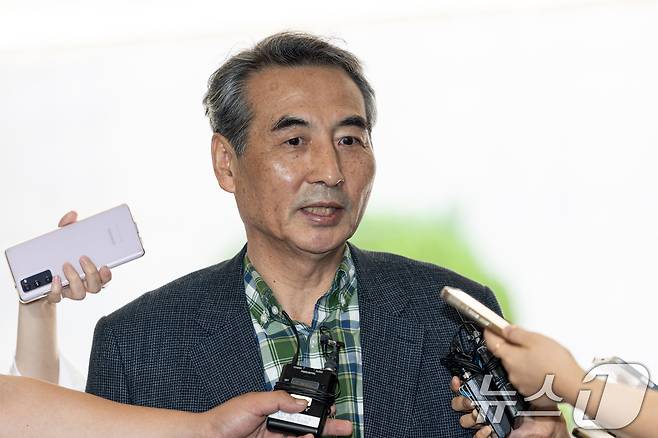윤석열 전 대통령의 부인 김건희 여사 의혹 관련 사건 수사를 맡은 민중기 특별검사가 22일 오전 서울 서초구 사무실로 들어서며 취재진의 질문에 답하고 있다. 2025.6.22/뉴스1 ⓒ News1 이승배 기자