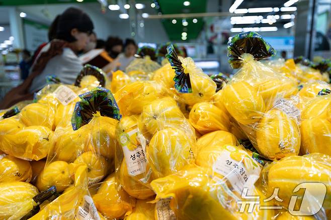 열무, 참외 등 여름 제철 농산물 가격이 줄줄이 오름세를 보이는 가운데 22일 서울 시내의 한 대형 마트에서 시민들이 참외를 고르고 있다. 2025.6.22/뉴스1 ⓒ News1 이승배 기자