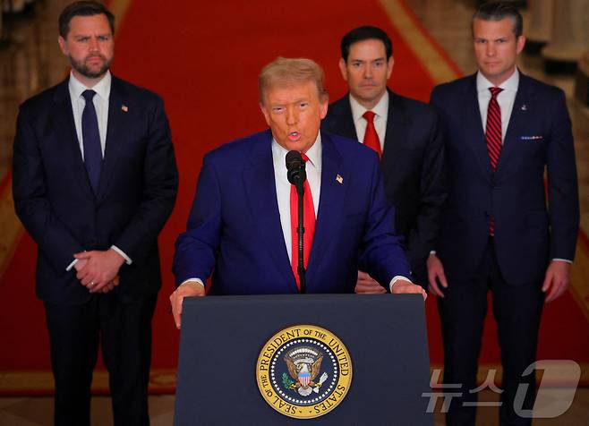 도널드 트럼프 미국 대통령이 21일(현지시간) 미 워싱턴D.C 백악관에서 이란 핵시설에 대한 미군의 공격 작전과 관련해 대국민 연설을 하고 있다. 뒤쪽 왼쪽에 JD 펜스 부통령(왼쪽 첫번째), 마코 루비오 국무장관(오른쪽 두번째), 피트 헤그세스 국방장관이 서있다. 2025.06.21 ⓒ 로이터=뉴스1 ⓒ News1 최종일 선임기자