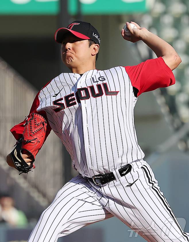 22일 오후 서울 송파구 잠실야구장에서 열린 프로야구 '2025 신한 SOL뱅크 KBO 리그' LG 트윈스와 두산 베어스의 경기,  LG 선발 송승기가 2회초 등판해 힘차게 공을 던지고 있다. 2025.6.22/뉴스1 ⓒ News1 김진환 기자