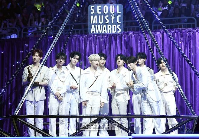 제로베이스원이 21일 오후 인천 중구 인스파이어 아레나에서 열린 제34회 ‘서울가요대상’에서 본상을 수상한 뒤 소감을 밝히고 있다. 인천 | 박진업 기자 upandup@sportsseoul.com