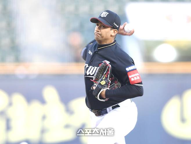 KT 선발투수 쿠에바스가 투구에 임하고 있다. 잠실 | 최승섭기자 thunder@sportsseoul.com