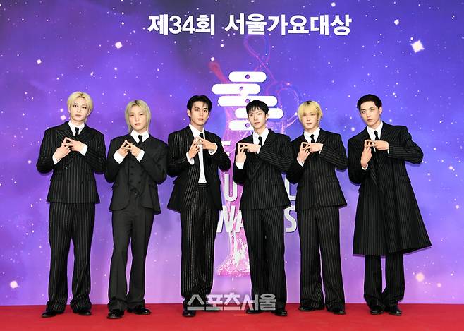 피원하모니(P1Harmony)가 21일 오후 인천 중구 인스파이어 아레나에서 열린 제34회 ‘서울가요대상’ 레드카펫에서 취재진을 향해 포즈를 취하고 있다. 2025. 6. 21.  인천 | 박진업 기자 upandup@sportsseoul.com
