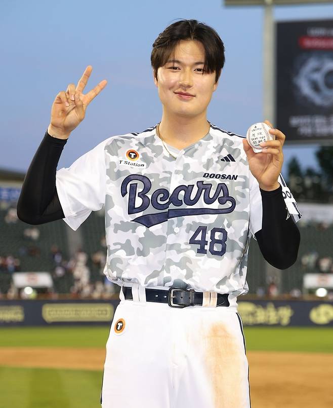 김동준이 홈런공을 들고 포즈를 취하고 있다. 사진 | 두산 베어스