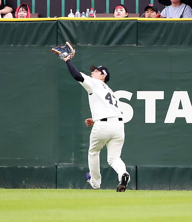 SSG 김셩욱이 14일 인천SSG랜더스필드에서 열린 2025 KBO리그 롯데전에서 호수비를 선보이고 있다. 사진 | SSG 랜더스