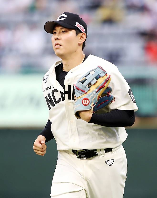 SSG 김셩욱이 14일 인천SSG랜더스필드에서 열린 2025 KBO리그 롯데전에서 이닝을 마친 후 더그아웃으로 들어가고 있다. 사진 | SSG 랜더스