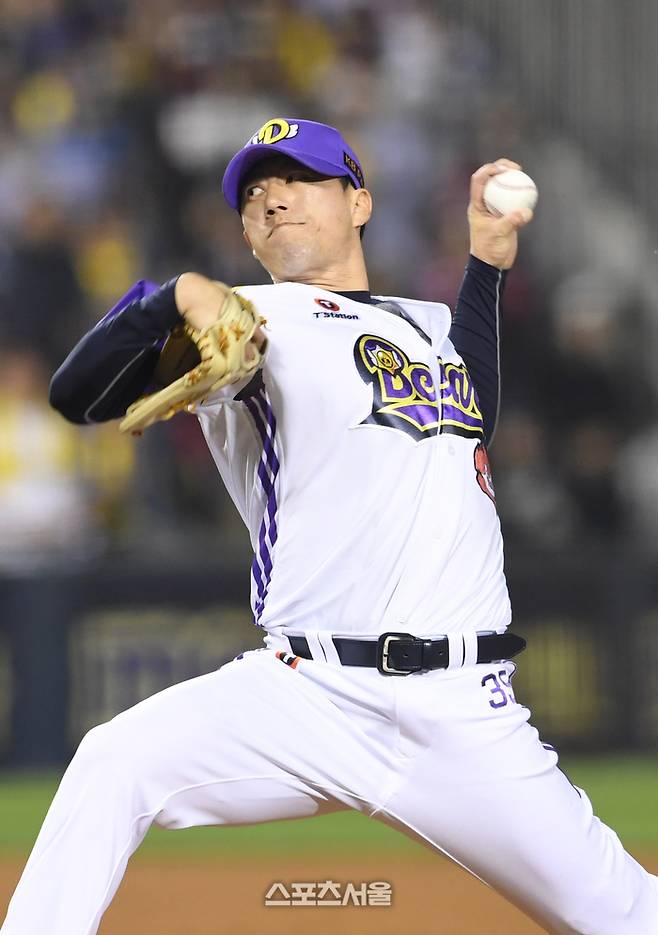두산 고효준이 잠실구장에서 열린 2025 KBO리그 LG와 경기 8회초 등판해 힘차게 공을 던지고 있다. 잠실 | 박진업 기자 upandup@sportsseoul.com