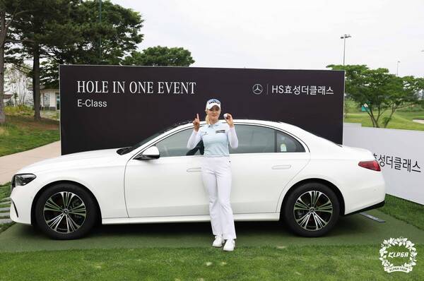 22일 경기도 안산시 대부도에 위치한 '2025 한국여자프로골프(KLPGA)투어 더헤븐 마스터즈' 2라운드 홀인원을 기록하고 메르세데스-벤츠 E 200 AVANTGARDE' 차량을 부상으로 받은 윤선정이 포즈를 취하고 있다. 사진┃KLPGA