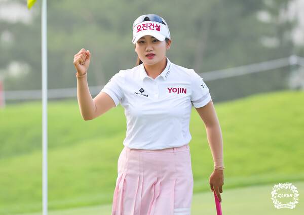 22일 경기 안산시 대부도에 위치한 더헤븐CC에서 진행된 '2025시즌 한국여자프로골프(KLPGA)투어 '더헤븐 마스터즈(총상금 10억 원)' 우승을 차지한 노승희가 우승 확정 후 주먹을 불끈 쥐고 있다. 사진┃KLPGA