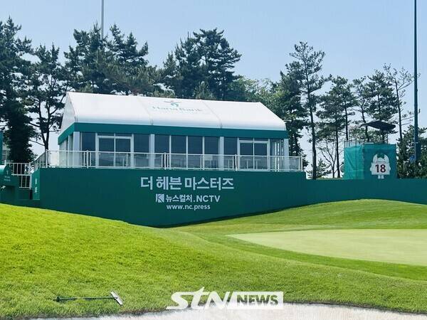 21일 한국여자프로골프(KLPGA) 투어 \'더헤븐 마스터즈\'가 진행 중인 가운데 대회장 VIP 라운지 전면에 국내 중견 인터넷 매체 뉴스컬처 홍보 문구가 적혀 있다. 사진┃이상완 기자