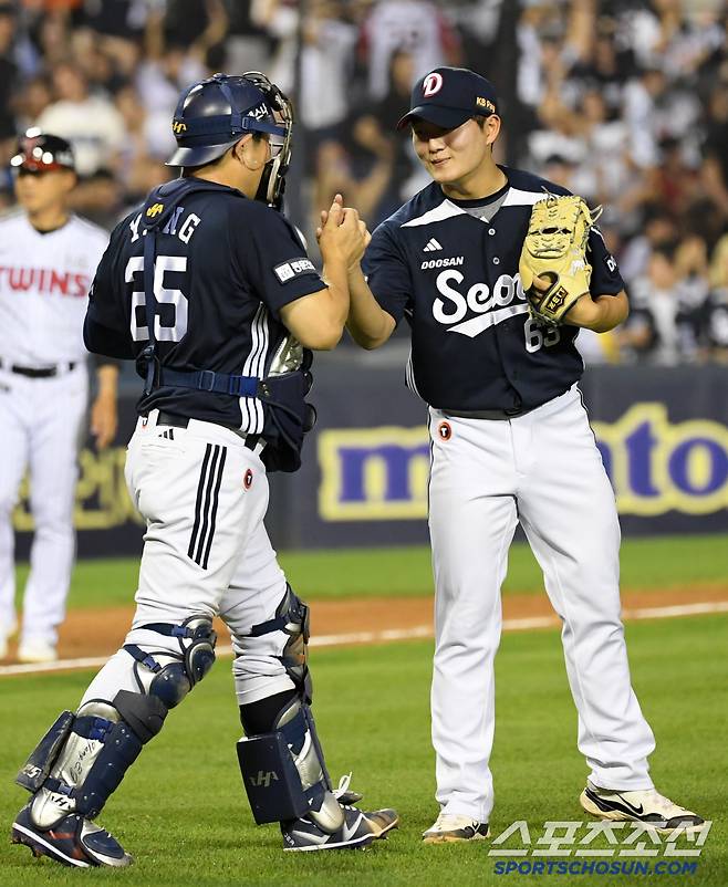 21일 잠실구장에서 열린 LG 트윈스와 두산 베어스의 경기. 승리한 두산 양의지, 김택연이 기뻐하고 있다. 잠실=박재만 기자 pjm@sportschosun.com/2025.06.21/