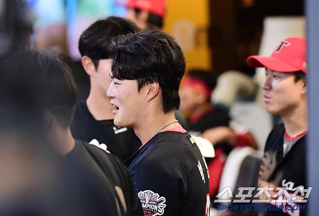 뒤늦은 동료들 축하에 그제서야 활짝 웃는 박민.