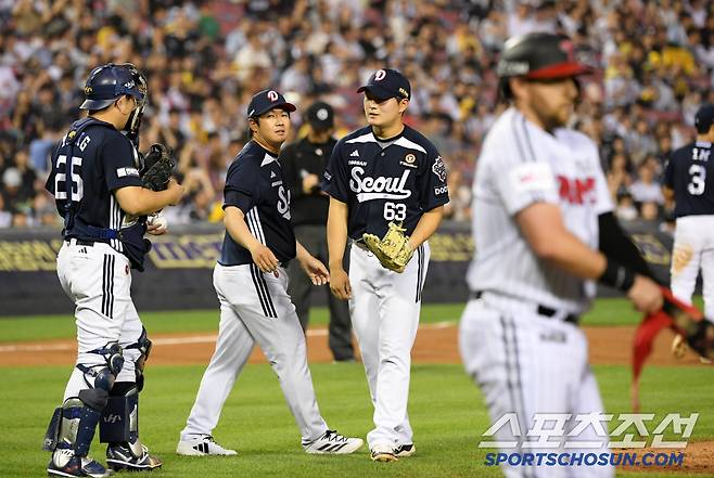 9회 마무리 김택연이 흔들리자 마운드를 찾아 힘을 실어준 포수 양의지.