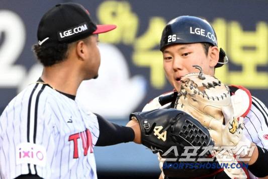 11일 잠실야구장에서 열린 SSG와 LG의 경기, 3회초 2사 1,3루 에르난데스가 고명준을 포수 파울플라이로 처리하며 이닝을 마친 뒤 이주헌과 기뻐하고 있다. 잠실=허상욱 기자wook@sportschosun.com/2025.06.11/