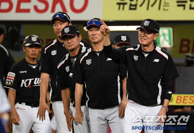 14일 대구 라이온즈파크에서 열린 삼성 라이온즈와 KT 위즈의 경기. 승리한 KT 이강철 감독이 기뻐하고 있다. 대구=박재만 기자 pjm@sportschosun.com/2025.06.14/