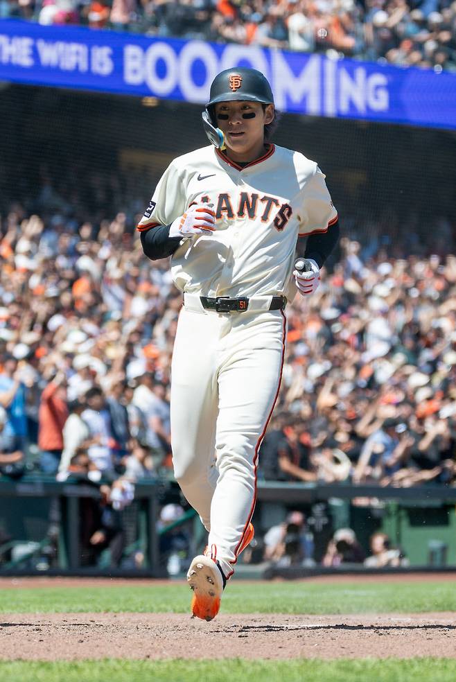 Jun 19, 2025; San Francisco, California, USA; San Francisco Giants outfielder Jung Hoo Lee (51) comes home on a double from San Francisco Giants first base Wilmer Flores (41) at Oracle Park. Mandatory Credit: Bob Kupbens-Imagn Images







<저작권자(c) 연합뉴스, 무단 전재-재배포, AI 학습 및 활용 금지>
