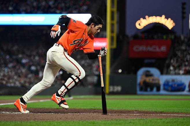 Jun 20, 2025; San Francisco, California, USA; San Francisco Giants center fielder Jung Hoo Lee (51) heads to first base against the Boston Red Sox in the fifth inning at Oracle Park. Mandatory Credit: Eakin Howard-Imagn Images







<저작권자(c) 연합뉴스, 무단 전재-재배포, AI 학습 및 활용 금지>